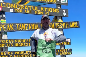 Британец с тремя ампутированными конечностями покорил Килиманджаро