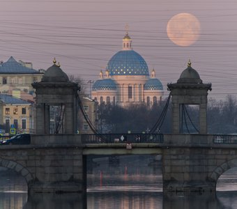 Закат Луны над Троицким собором🌖