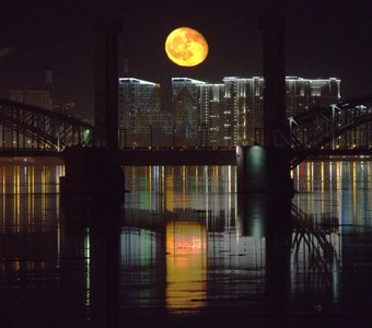 "Цветомузыка Петербургской ночи" Восход Луны 8 апреля над Финляндским мостом
