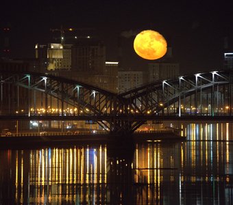 "Цветомузыка Петербургской ночи"Восход Луны 8 апреля над Финляндским мостом