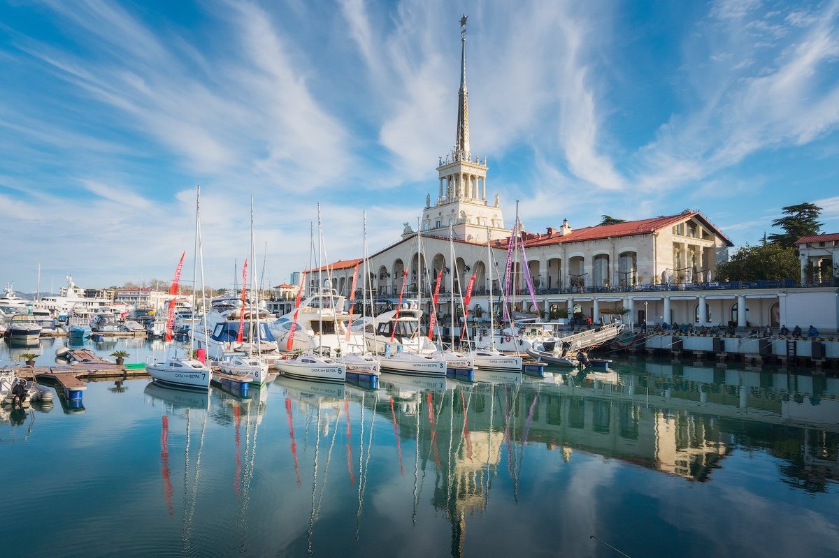 Владивосток сочи прямой. Морской порт Сочи. Морпорт Сочи фотосессия. Marine Station Сочи. Круизная гавань Сочи.