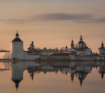 Ранним утром под стенами монастыря...