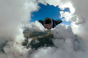 Что будет, если прыгнуть с парашютом через облако?