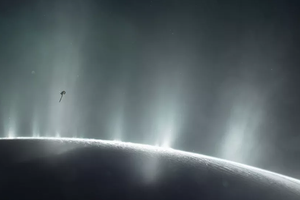 На спутнике Сатурна бьет фонтан на сотни километров в космос