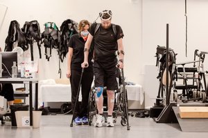 Электронный имплант поставил на ноги парализованного мужчину, который не мог ходить 12 лет