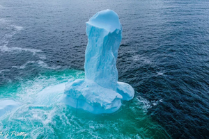 Айсберг необычной формы заметили рядом с канадским Дилдо