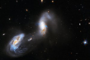 «Хаббл» запечатлел необычайно яркие танцующие галактики