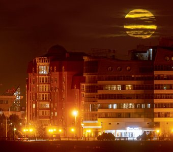 Луна над Петровской набережной. Город Астрахань