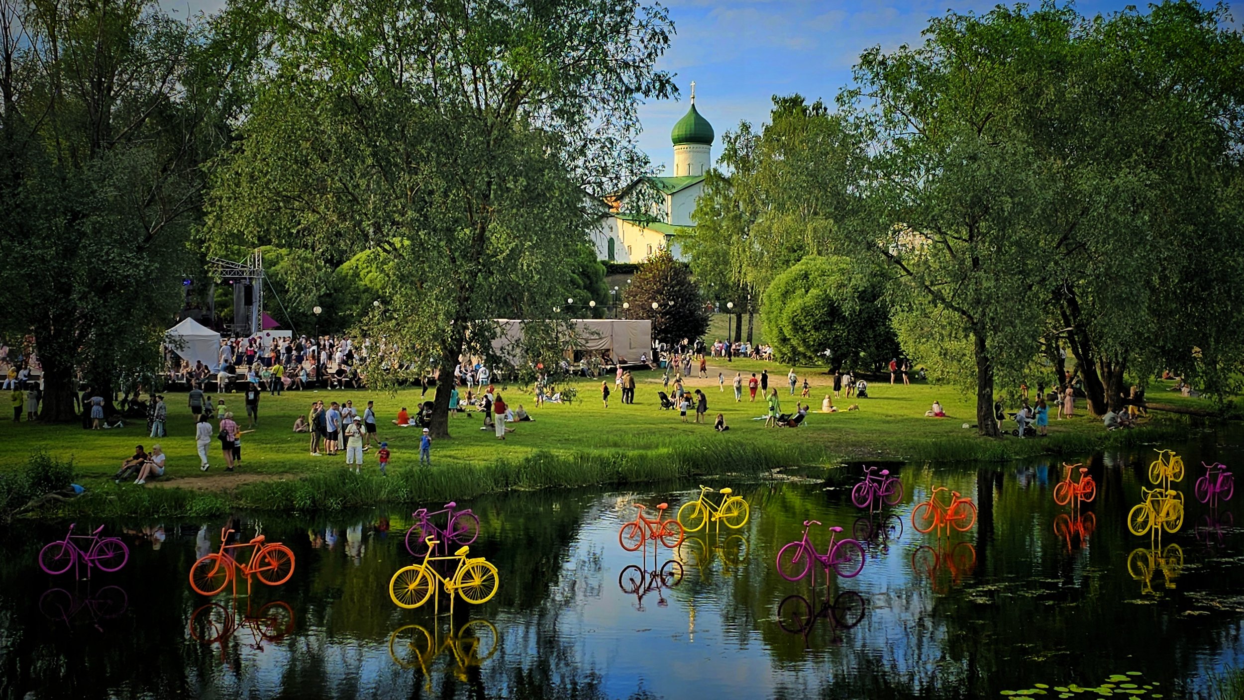 Храм Богоявления к.XV в.Река Пскова. Финский парк. И праздник «Виноград»