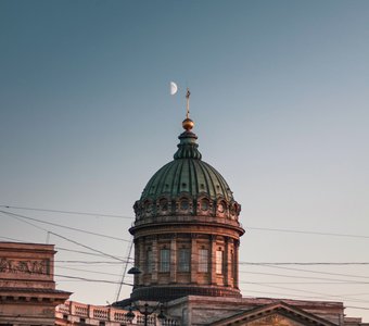 луна над куполом Казанского собора