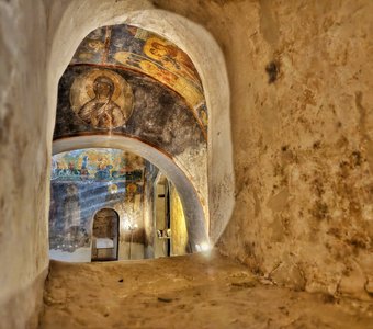 Фрески Мирожского монастыря нач. XII века из окошка придела
