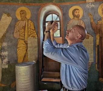Реставратор  и фрески XII века барабана Мирожского монастыря