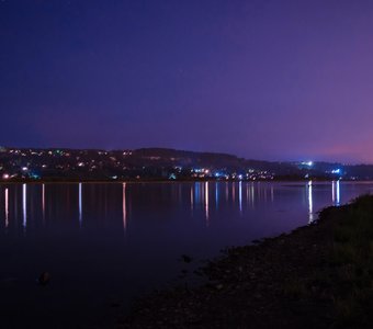 Ночной вид на берег Ангары вблизи города