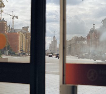 Вид на высотку на Котельнической набережной из выхода со станции метро «Лубянка». Москва
