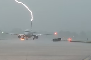 Молния ударила в самолет, полный пассажиров: видео