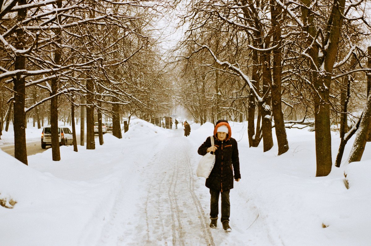 Охотники на снегу в высоком разрешении. Hunters in the Snow.