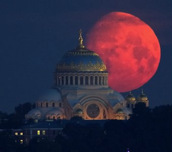 Закат Луны над Никольским собором Кронштадта - 30 июня'22⁠⁠
