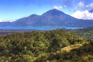 На Бали туристам запретили подниматься на священные горы