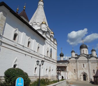 у входа во Владычный Женский Монастырь