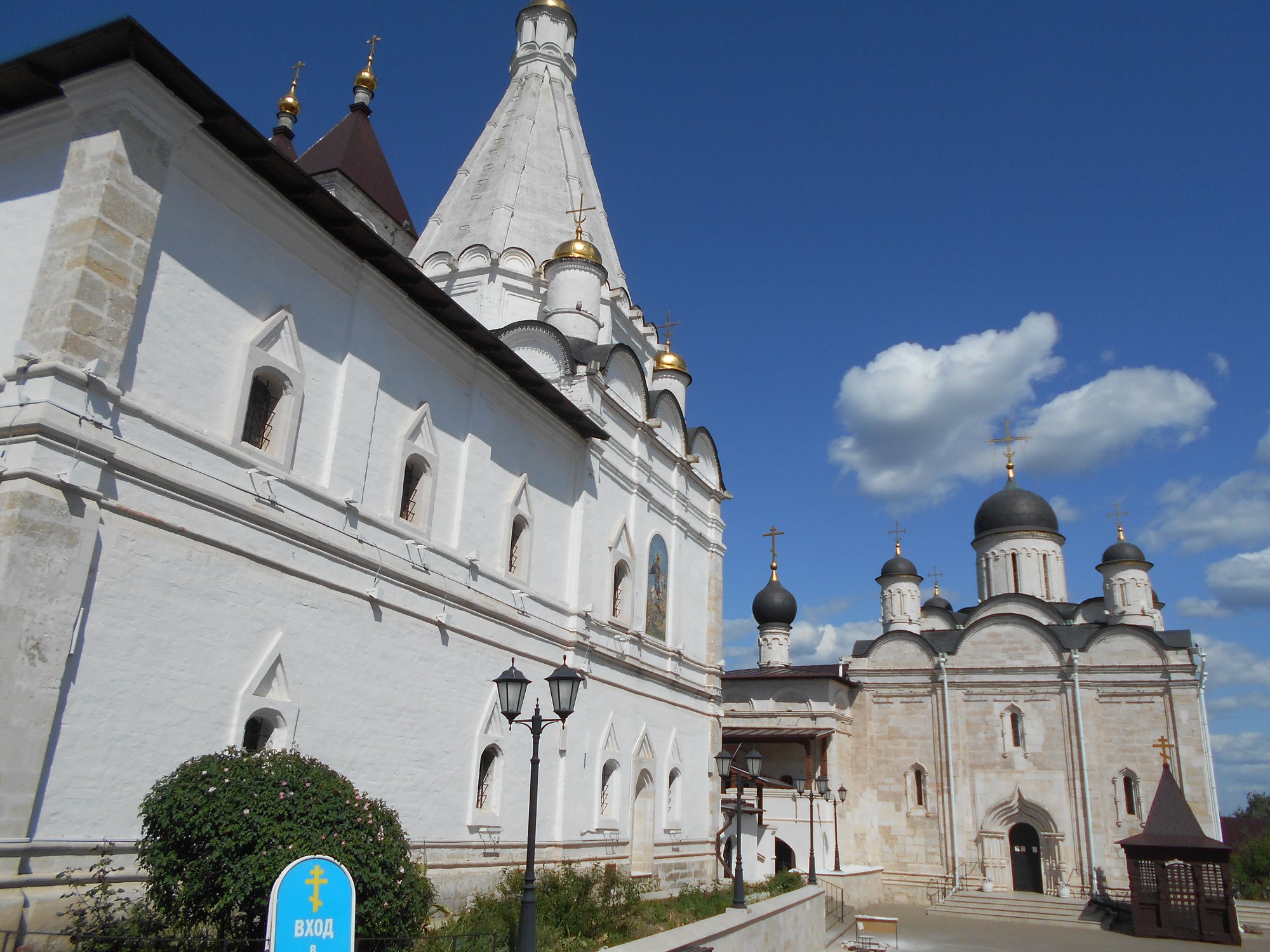 У входа во Владычный Женский Монастырь