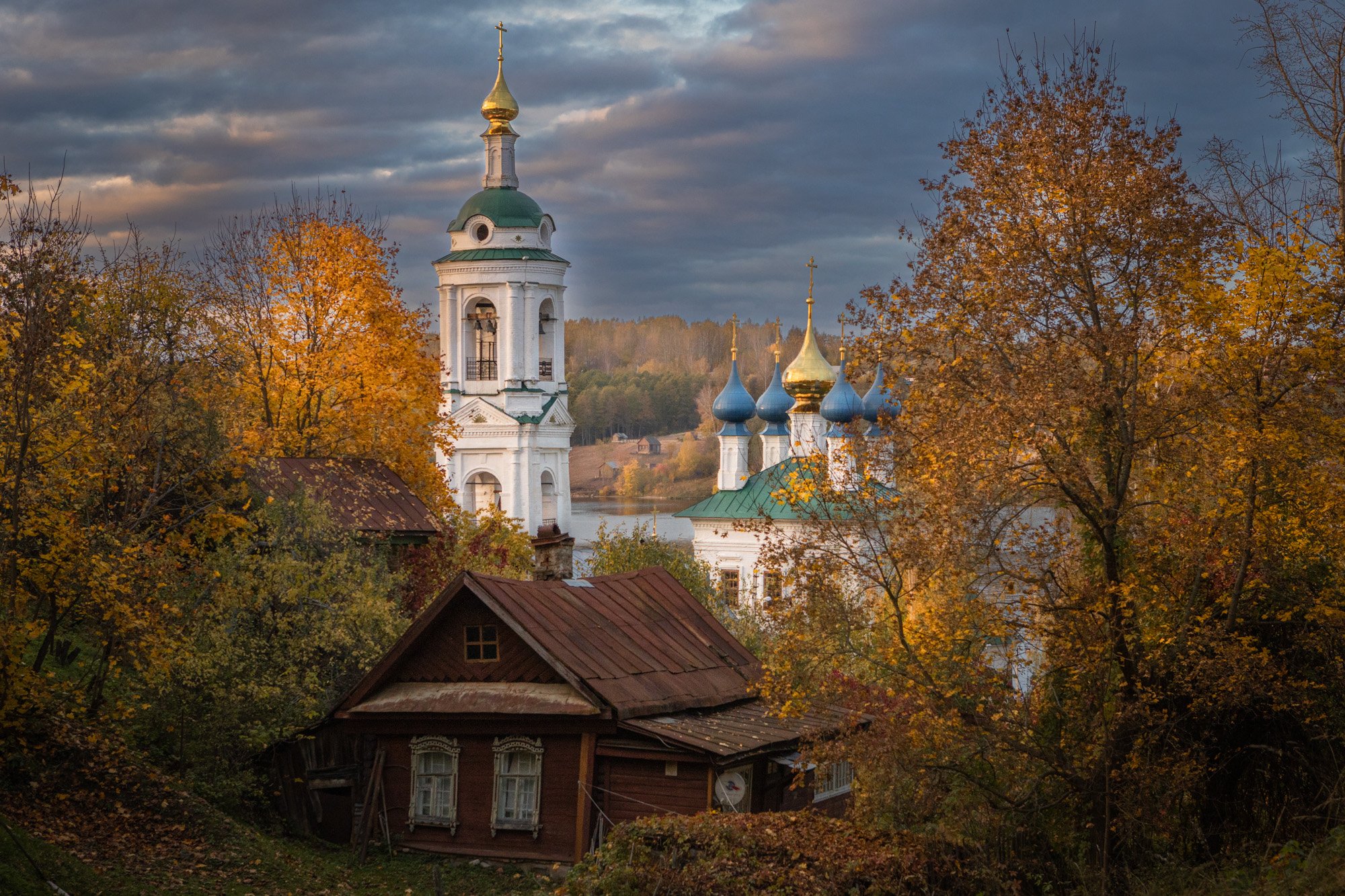 Деревня рядом с плесом