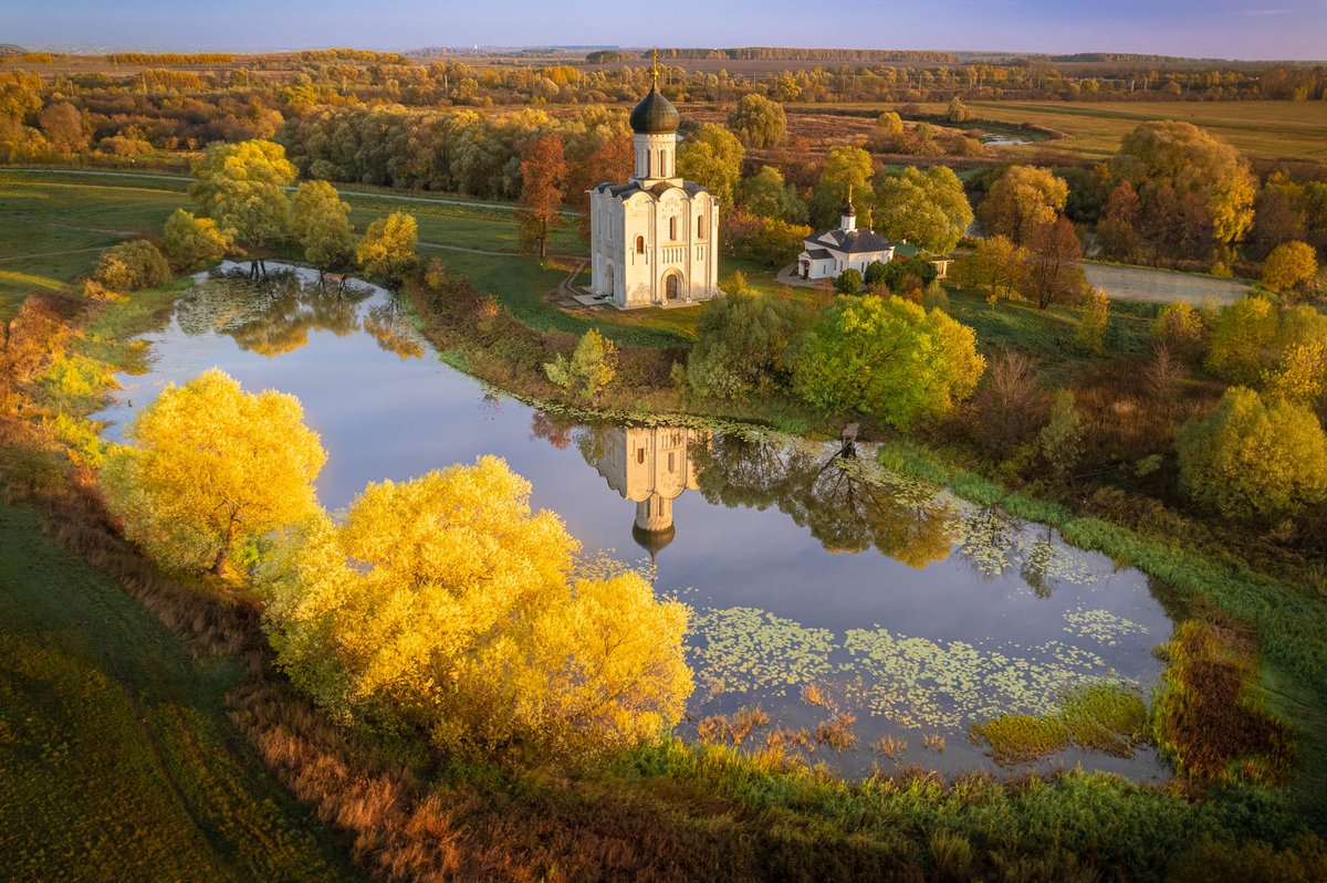 Храм на Нерли осень