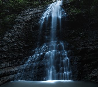 Нихалойский водопад в сумерках
