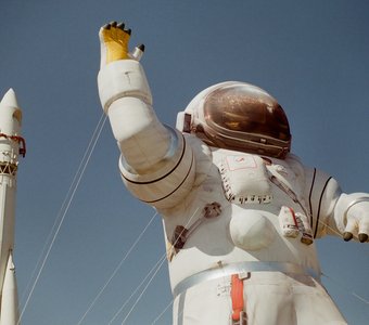 Фигура космонавта у макета ракеты на ВДНХ. Москва
