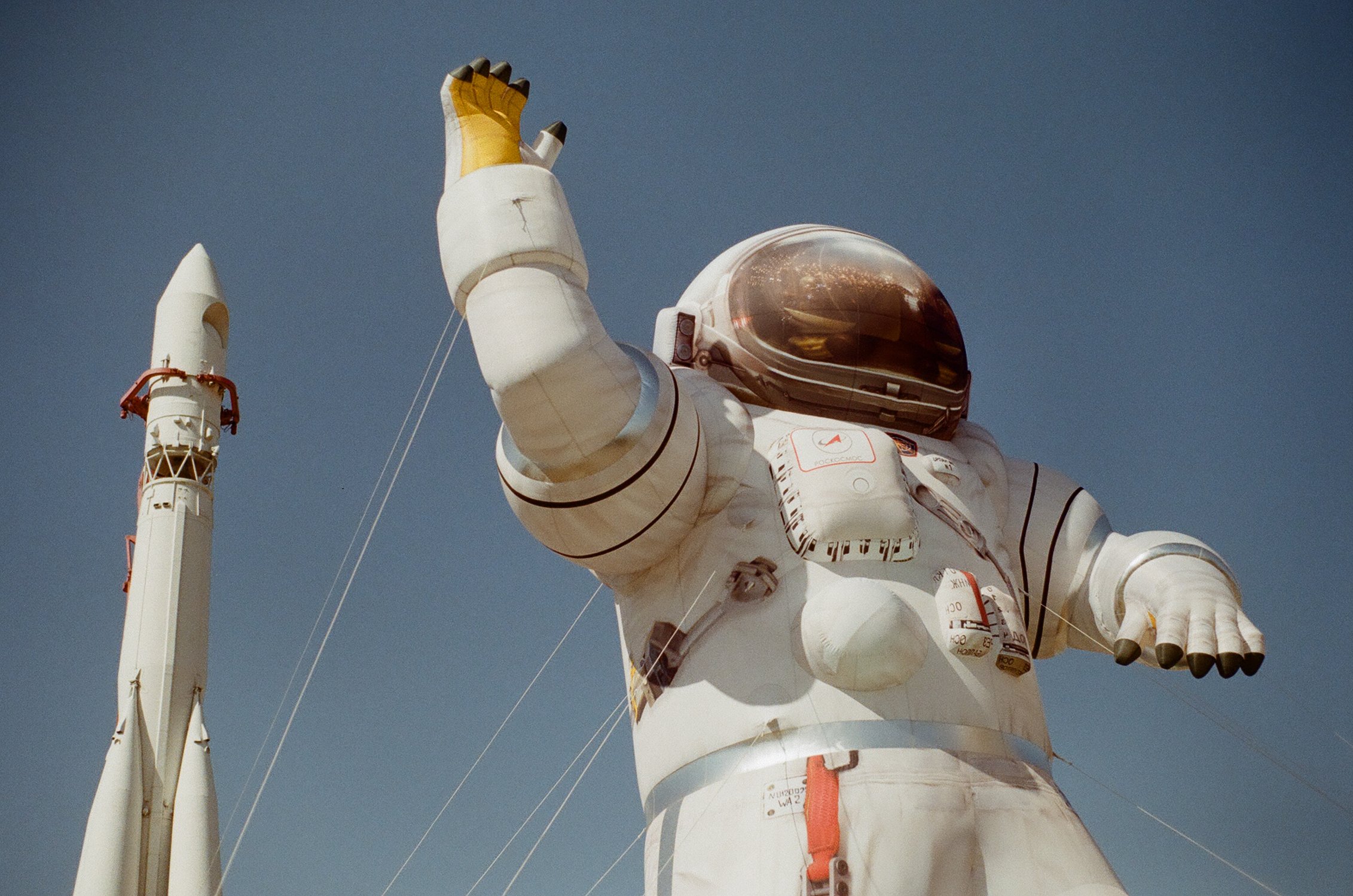 Фигура космонавта у макета ракеты на ВДНХ. Москва