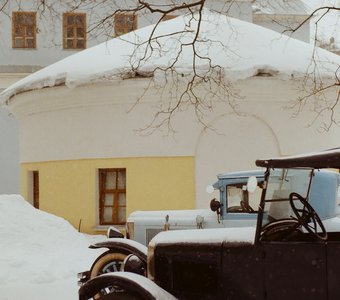 Старинные автомобили во дворе городской усадьбы Н. Е. Струйского. Москва