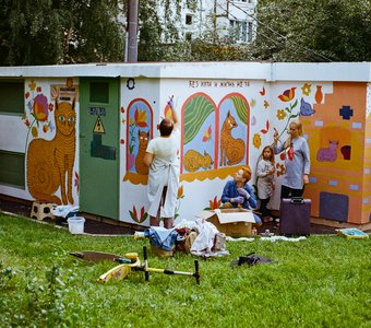 Участники художественного кружка расписывают трансформаторную будку. Зюзино, Москва
