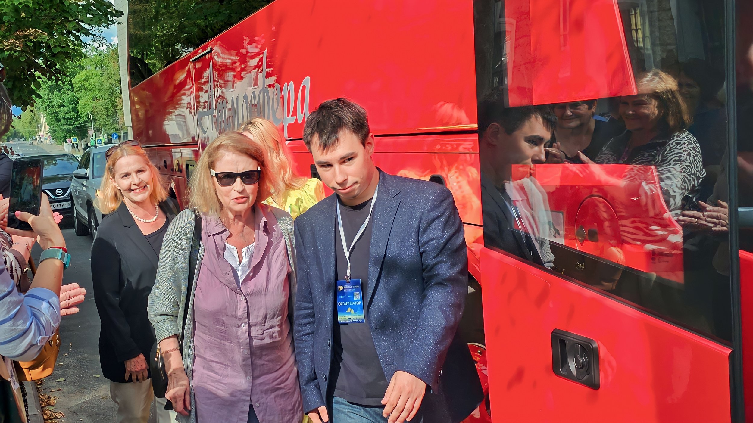 Любимые актрисы на пути к красной дорожке церемонии  закрытия МКФ "Западные ворота".  Псков