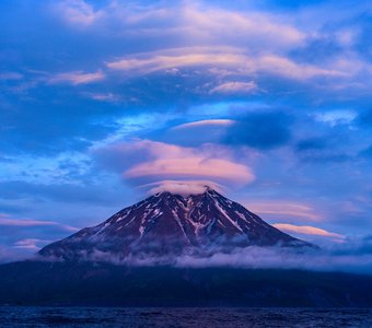 Вулкан Фусса на закате