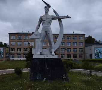 Памятник труженику