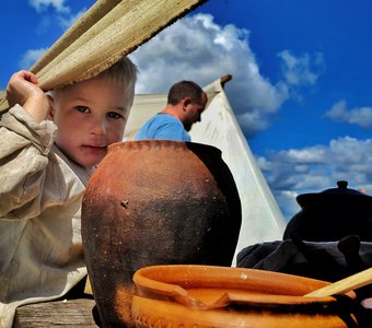 Кухня под присмотром, но пришлый пёс оказался проворнее. Дети реконструкторов. Исаборг.