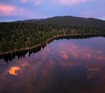 отражение заката в озере светлое
