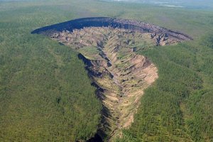 В Сибири тает крупнейший в мире кратер с вечной мерзлотой