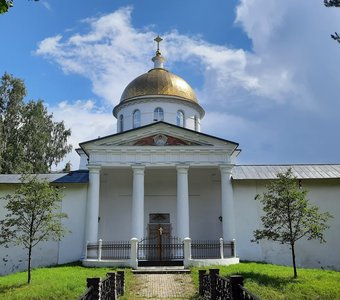 Портик Михайловского собора в Печорах