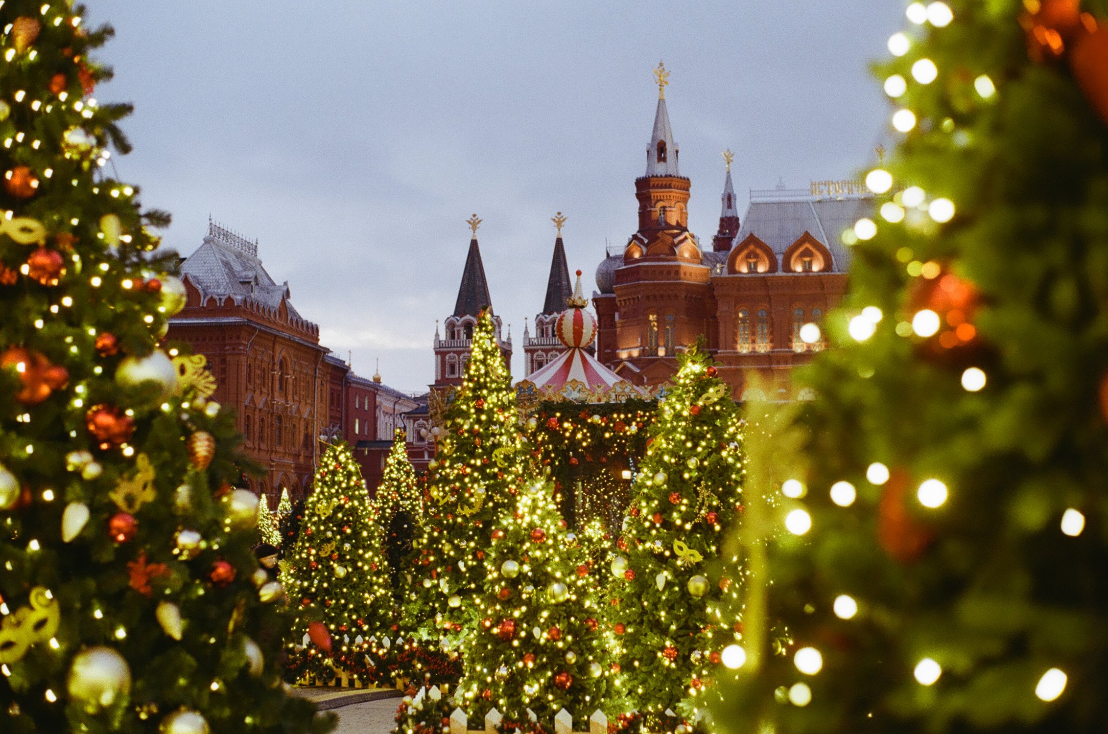Новогодние ёлки на Манежной площади. Москва