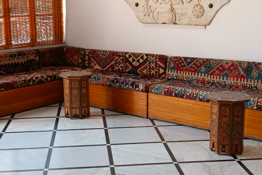 В этом ливанском доме стоят диваны, которым уже по 400 лет