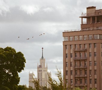 Дом на набережной и высотка на Котельнической набережной. Москва