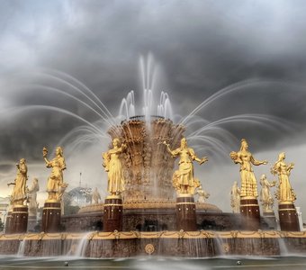 Дождь над фонтаном