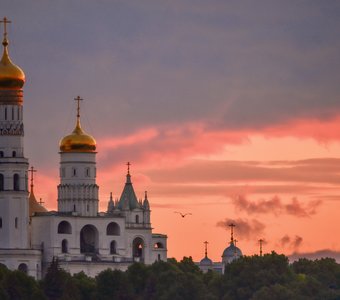 Алый закат над Кремлём