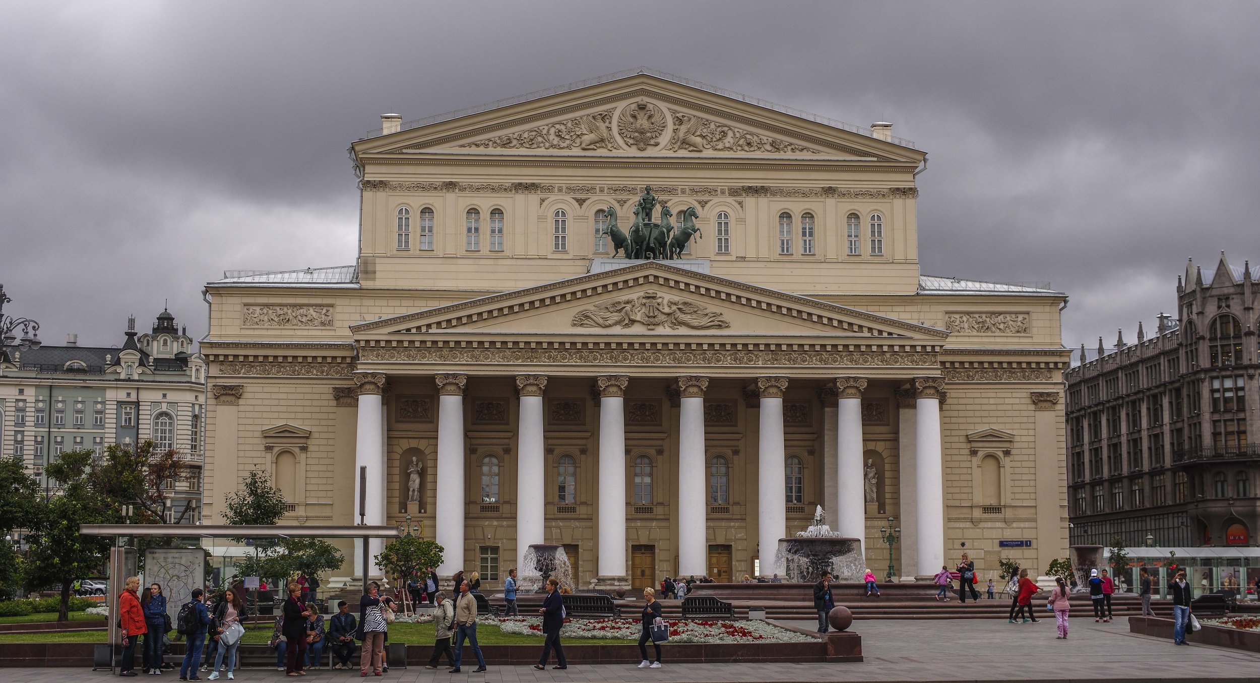 Большой театр в москве 4 буквы. Большой театр Куйбышева фото. Фото Третьяковская галерея и большой театр.