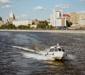 Катер спасательной службы на Москве-реке