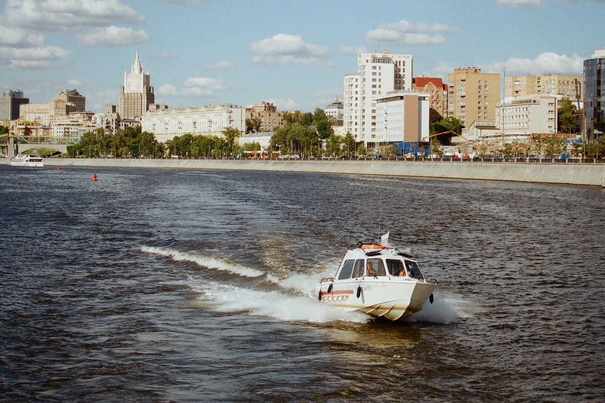 Мужчину спасли после падения в Москву-реку у моста Богдана Хмельницкого