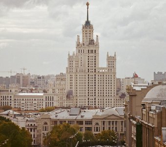 Вид на высотку на Котельнической набережной. Москва