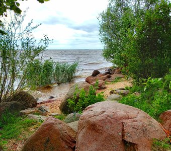 Каменистый берег