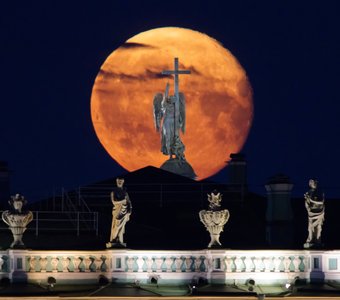 Петербургский Ангел и Луна.