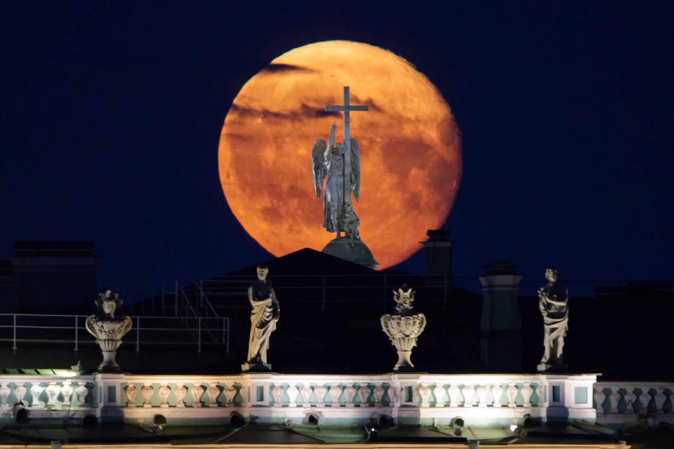 Петербургский Ангел и Луна